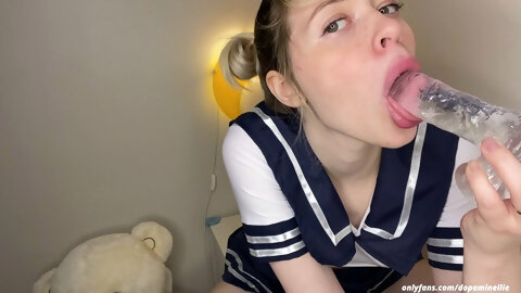 HOT TEEN PLAYS WITH HER ANAL PLUG