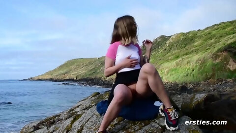 Exhibitionist Amelia outdoor hot solo video